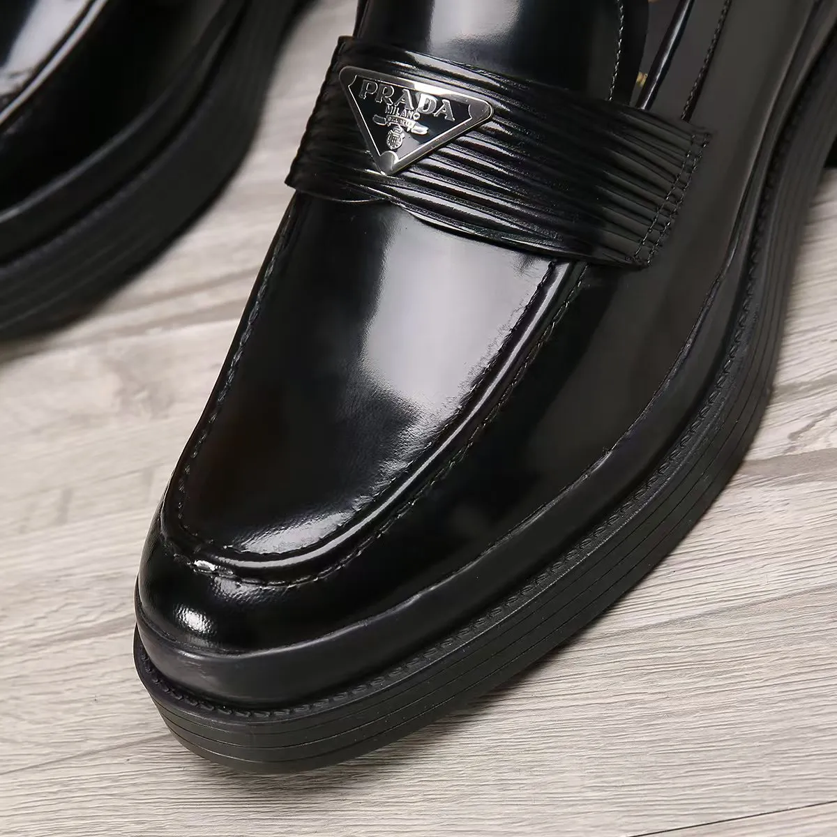 Men's shoes 💰540 💰💰🎩🎩【Prada】Counter 1:1⬆️original reproduction, absolute quality🆗Original outsole, high-quality imported rubber, wear-resistant and non-slip, never degummed, upper material: imported first-layer cowhide➕anti-slip foam outsole, official website material, lining material: water-dyed leather lining, 3 colors available! Code number 38-45